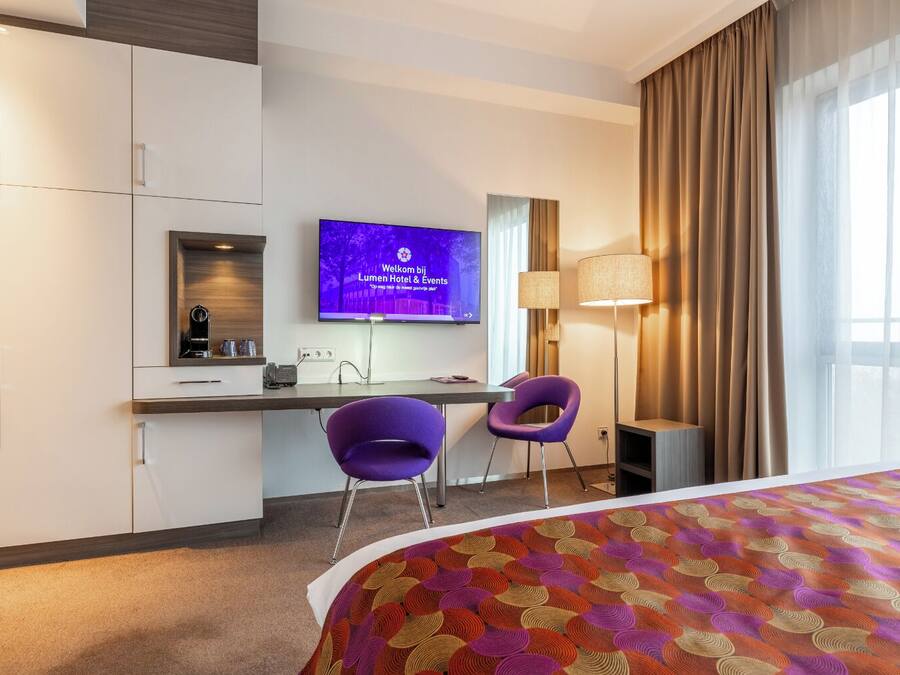 Premium bedding, minibar, in-room safe, desk