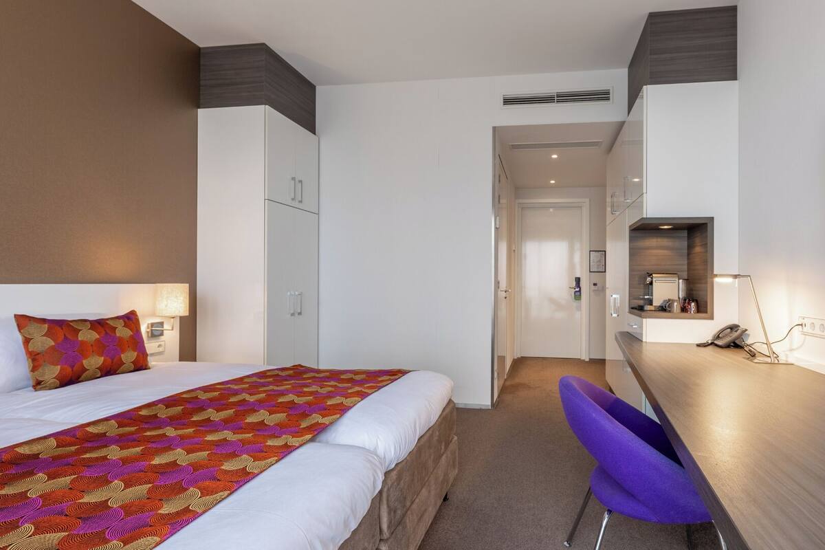 Tomannsrom – comfort, 2 enkeltsenger, tilpasset bevegelseshemmede | Sengetøy av topp kvalitet, minibar, safe på rommet og skrivebord