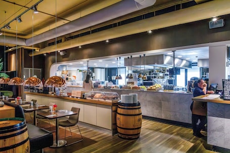 每日供应自助式早餐(每人 EUR 19.50)