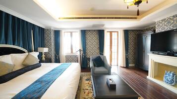 Superb courtyard suite