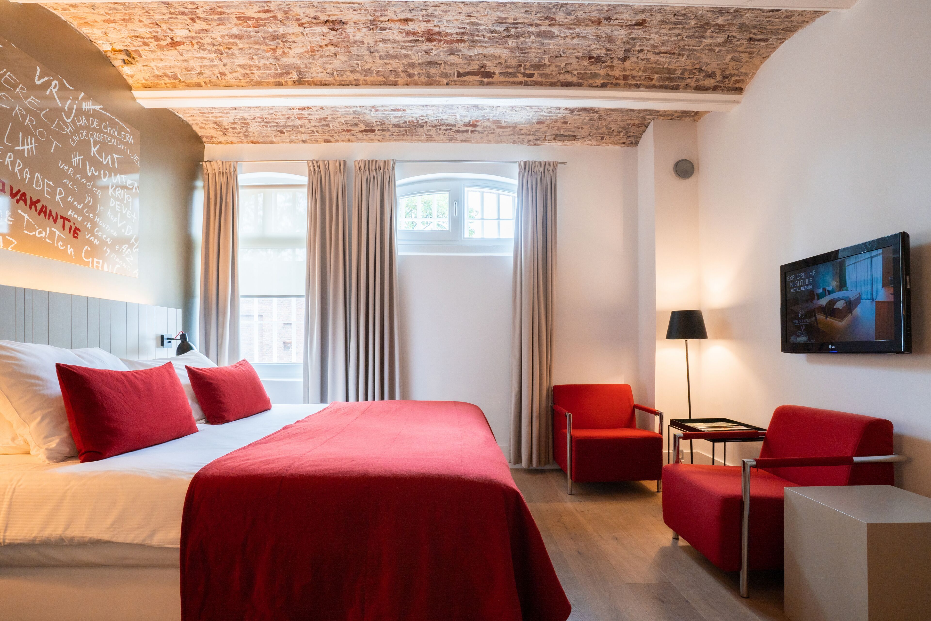 Deluxe tweepersoonskamer | Luxe beddengoed, een minibar, een kluis op de kamer, een bureau