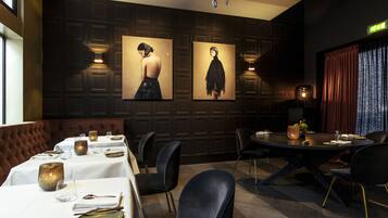 Serveert ontbijt, lunch en diner