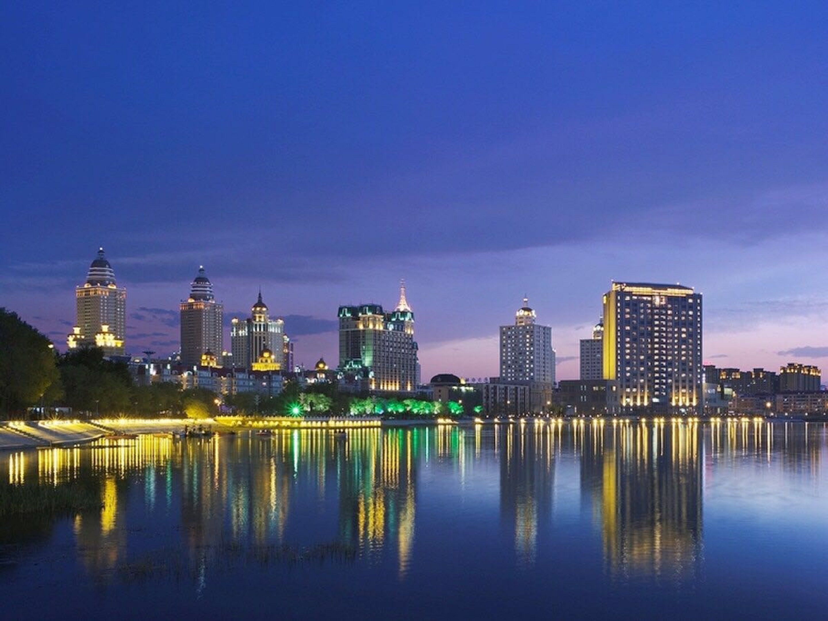 숙박 시설 정면 - 저녁/밤