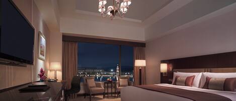 Minibar, caja de seguridad en la habitación y escritorio