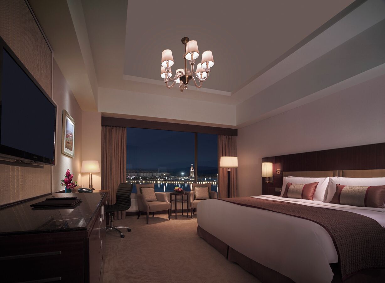 ميني بار وخزنة داخل الغرفة ومكتب وتجهيزات عازلة للصوت