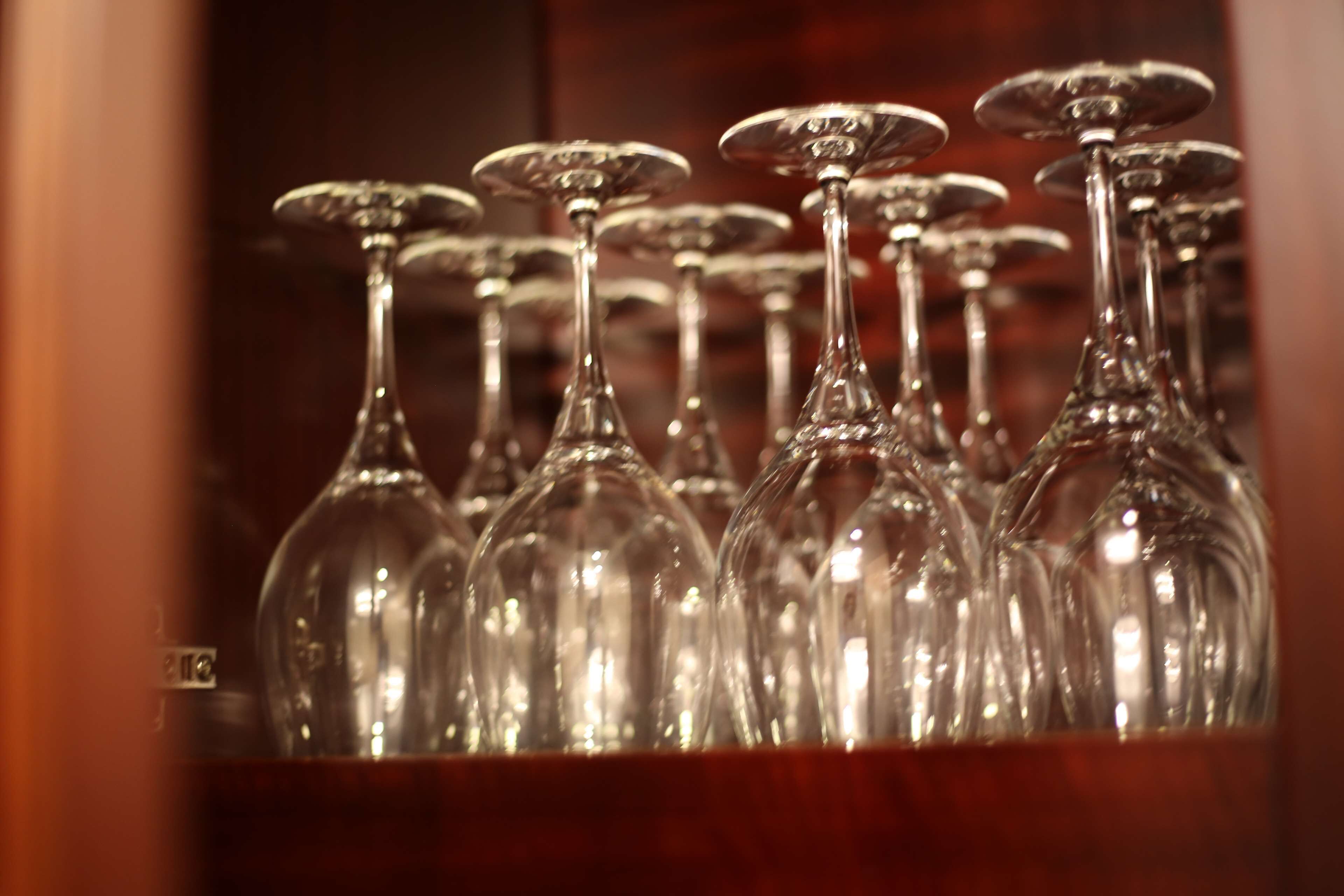 Un conjunto de copas de vino transparentes con tallo y borde redondeado, dispuestas juntas.