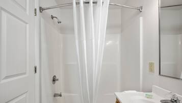 Standard Studio Suite, 1 Queen Bed | Bathroom | Towels