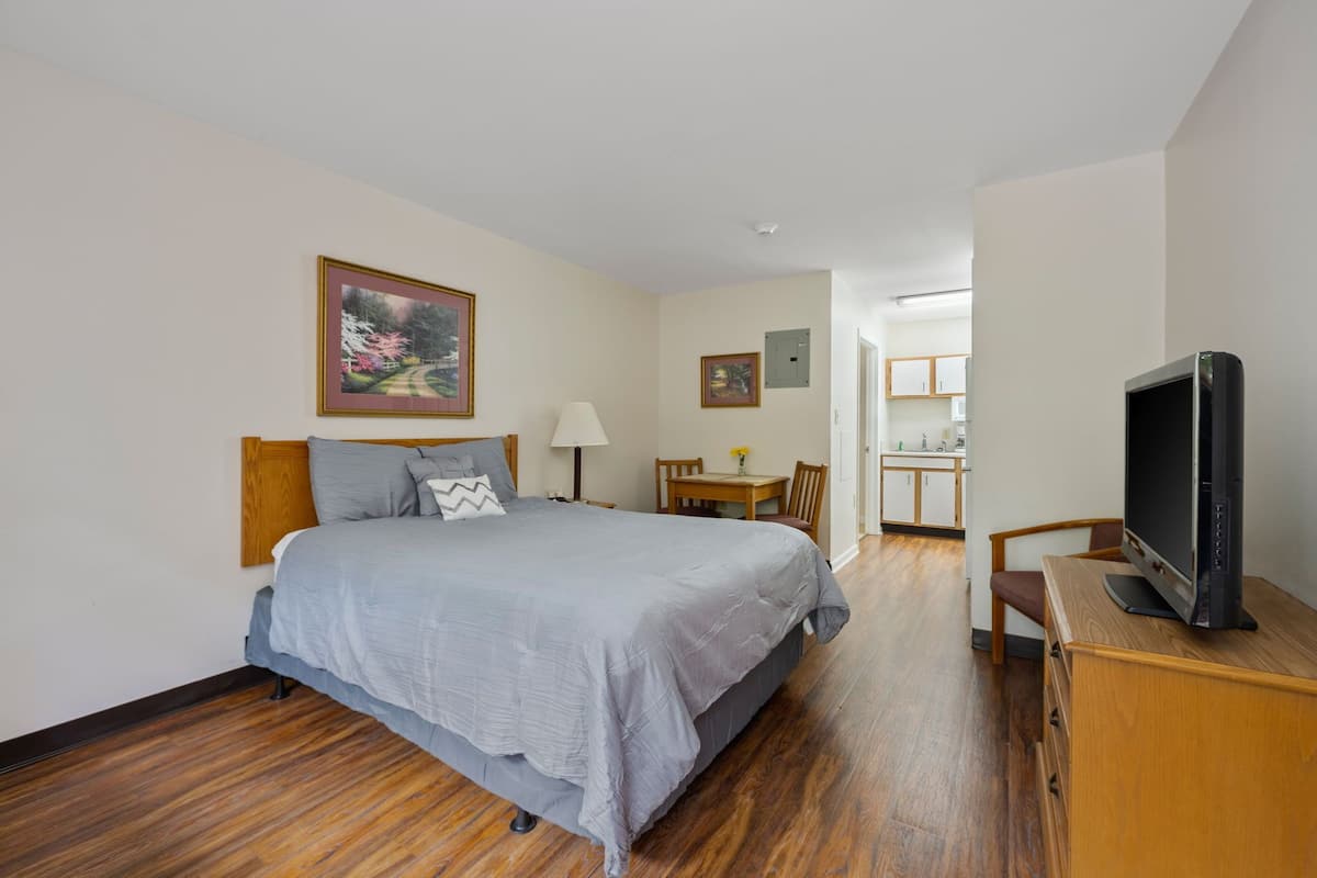 Suite estudio estándar, 1 cama Queen size | 1 habitación, camas Tempur-Pedic, escritorio y insonorización