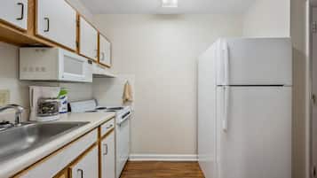 Standard Studio Suite, 1 Queen Bed | Private kitchen | Fridge, microwave