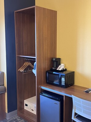 Habitación, accesible para personas con discapacidad | Caja fuerte, escritorio, tabla de planchar con plancha y wifi gratis