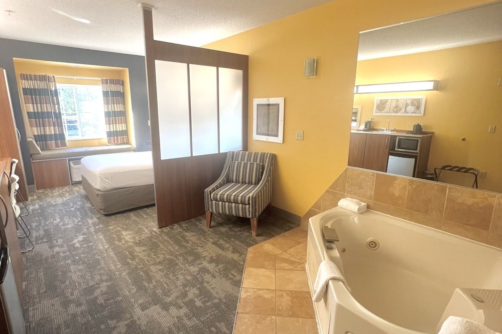 Microtel Inn & Suites by Wyndham Chili/Rochester Airport