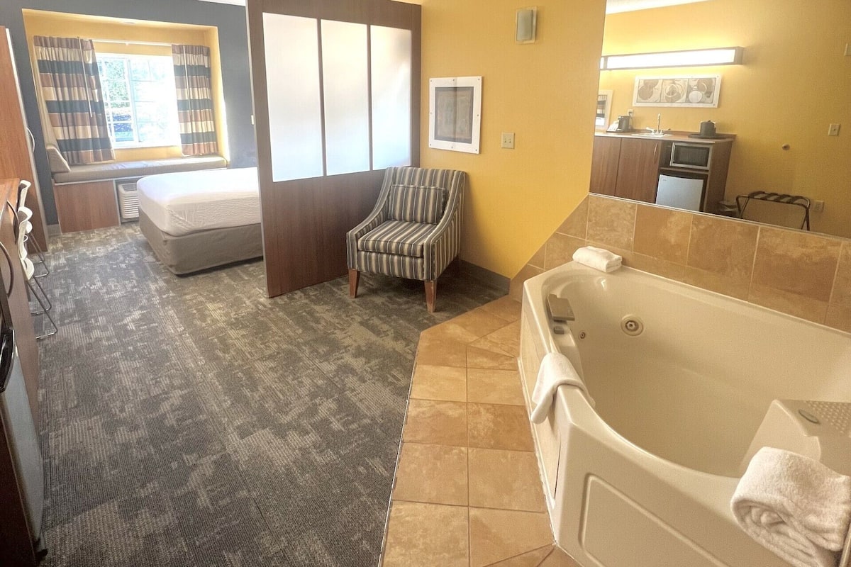 Suite estudio Deluxe, 1 cama Queen size, para no fumadores | Caja de seguridad en la habitación y escritorio