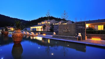 สระว่ายน้ำกลางแจ้ง