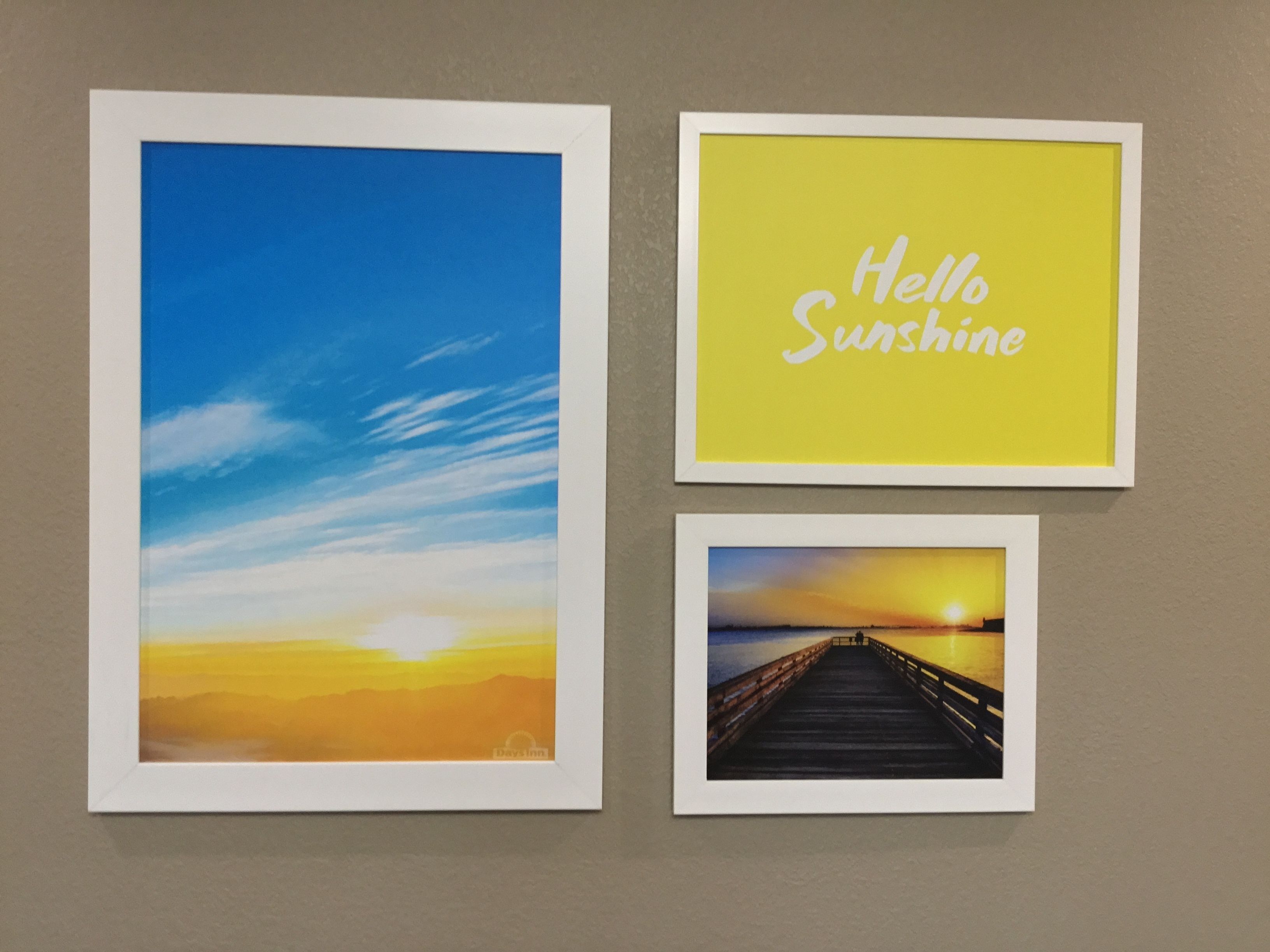 Drie ingekaderde foto’s: een blauwe lucht met wolken, een geel bord met de tekst 'Hello Sunshine' en een zonsondergang boven een steiger.