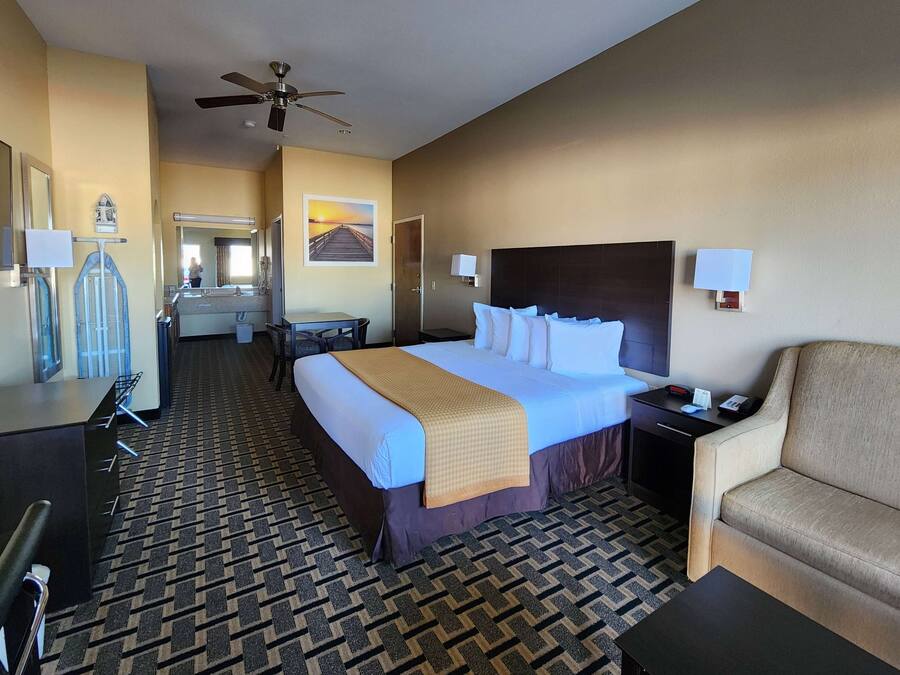 Pillowtop-bedden, een bureau, verduisterende gordijnen