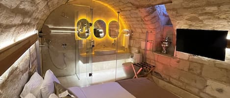 Chambre Premium | Draps en coton égyptien, literie de qualité supérieure, minibar