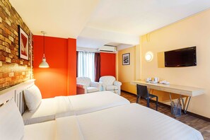 In-room safe, desk, laptop workspace, blackout curtains - ibis Styles Chiang Mai (Chiang Mai)