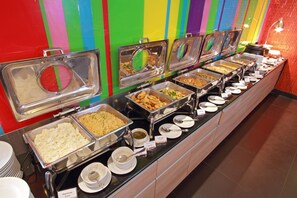 Päivittäinen buffetaamiainen (250 THB per henkilö)