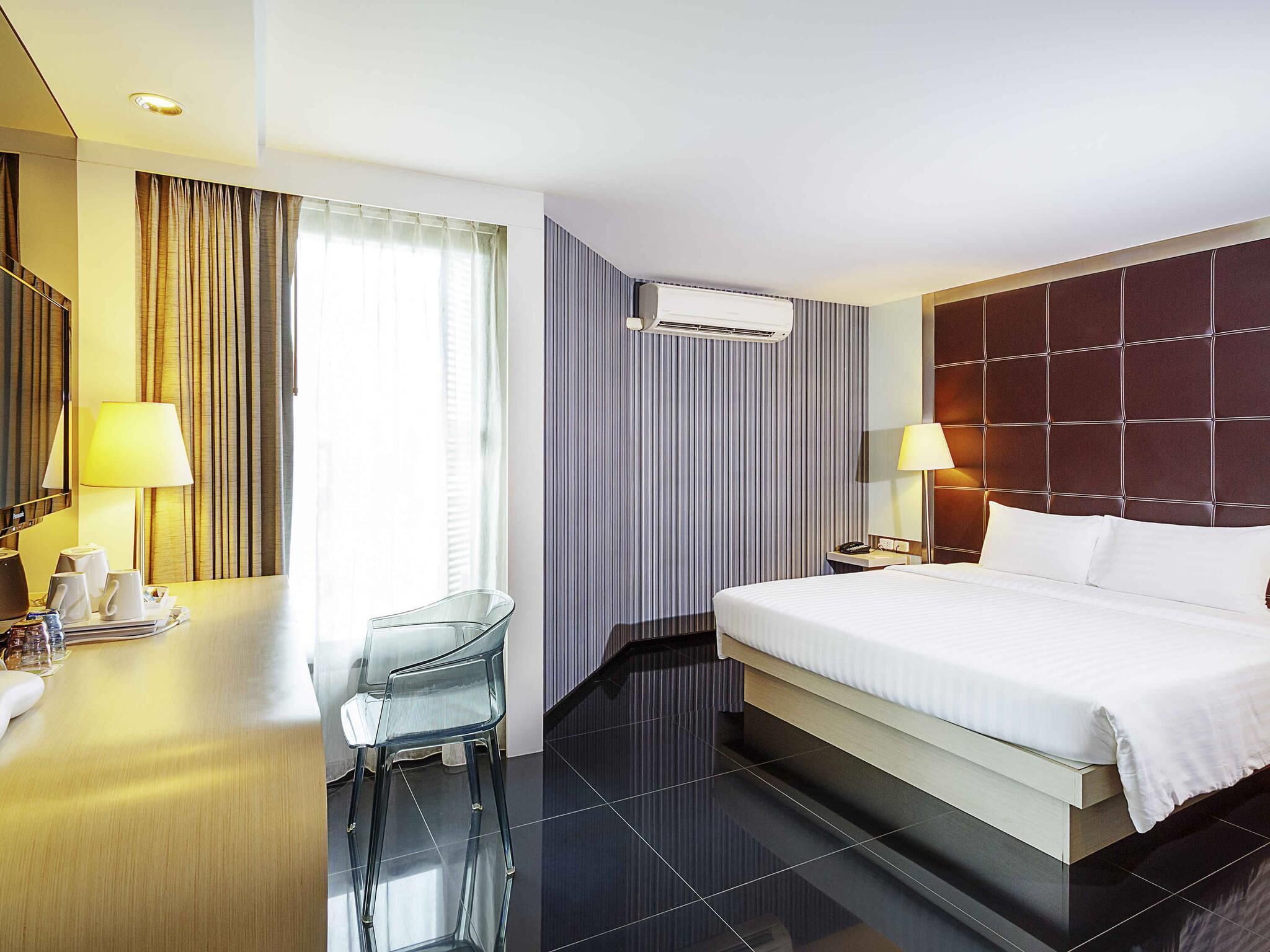 Superior Room, 1 King Bed | In-room safe, desk, laptop workspace, blackout drapes