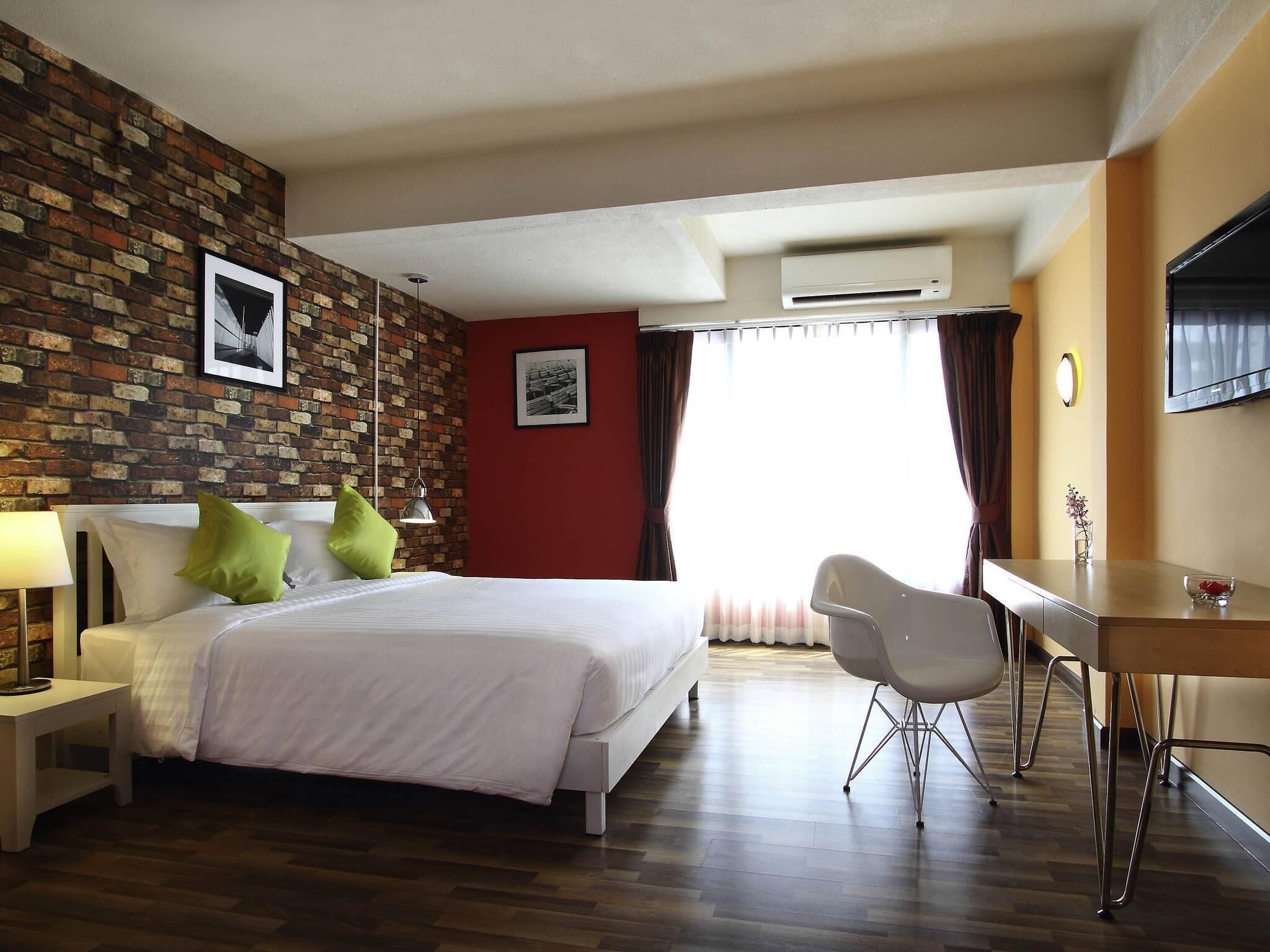 Standard-huone, 1 suuri parisänky | Tallelokero huoneessa, työpöytä