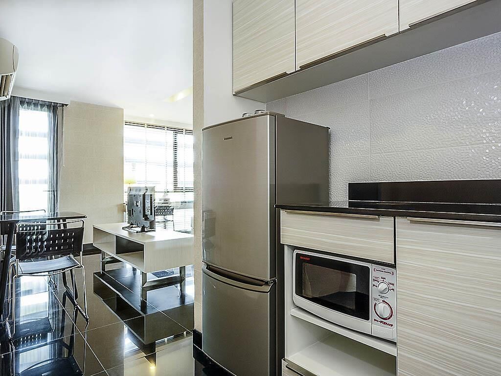 Peti besi dalam bilik, meja, ruang kerja komputer riba 