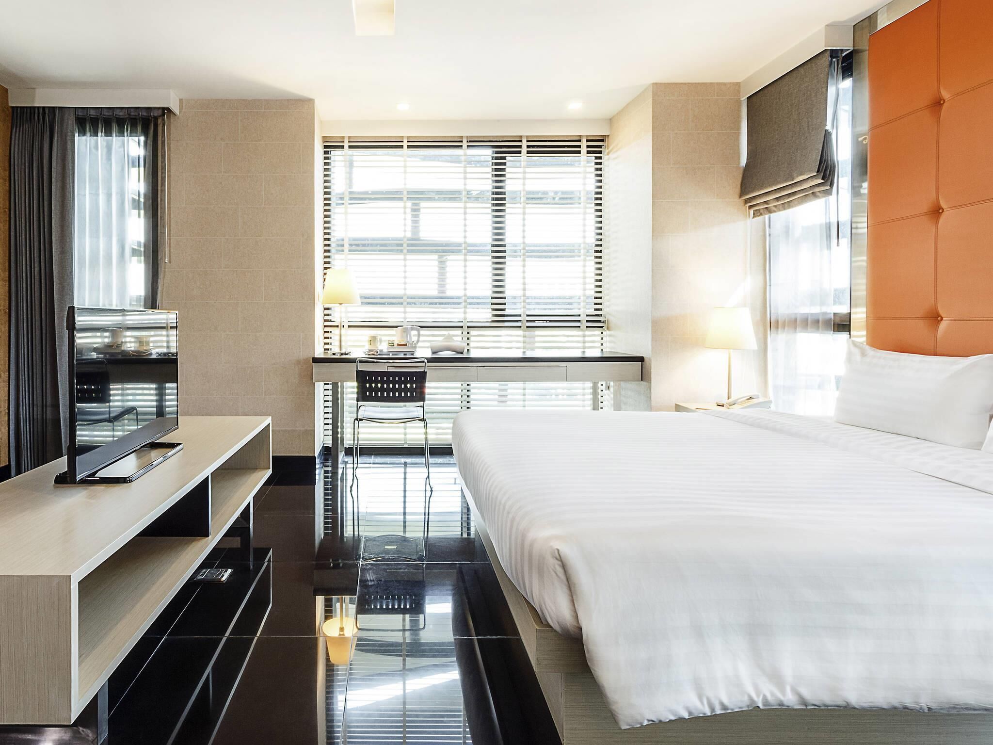 Deluxe Room, 1 King Bed | In-room safe, desk, laptop workspace, blackout drapes