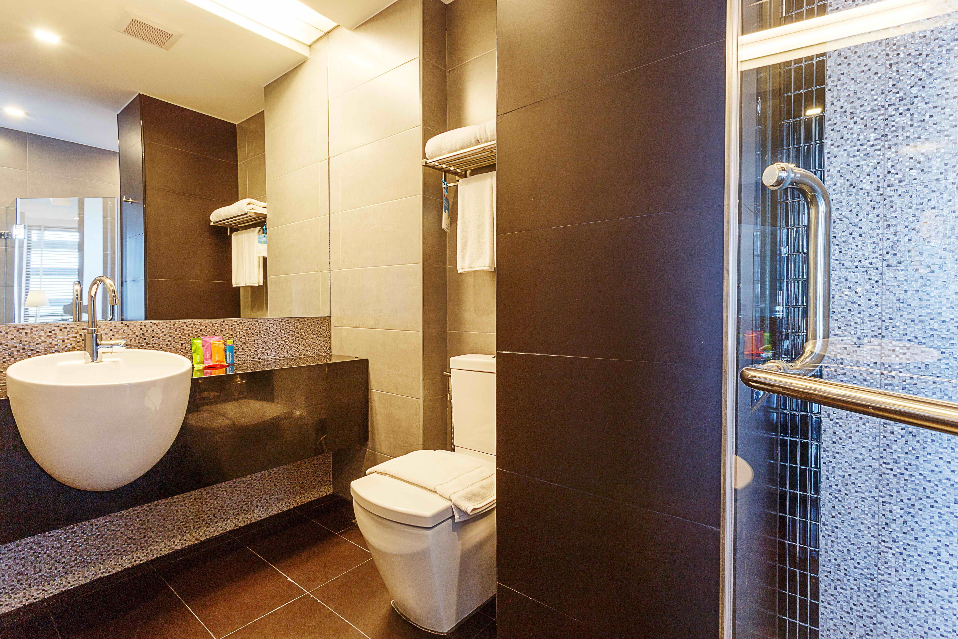 Deluxe Room, 1 King Bed | Bathroom