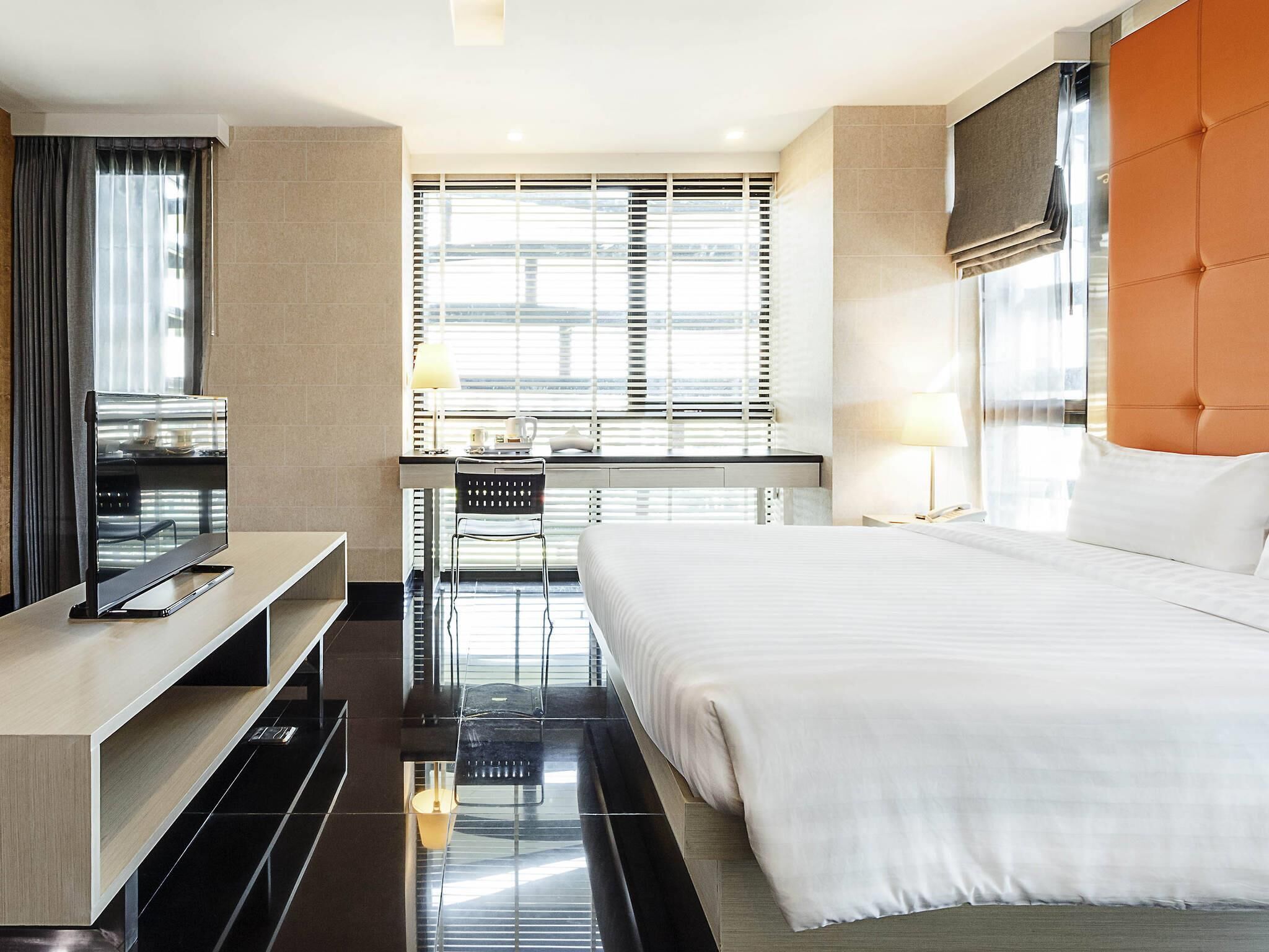 Deluxe Room, 1 King Bed | In-room safe, desk, laptop workspace, blackout drapes