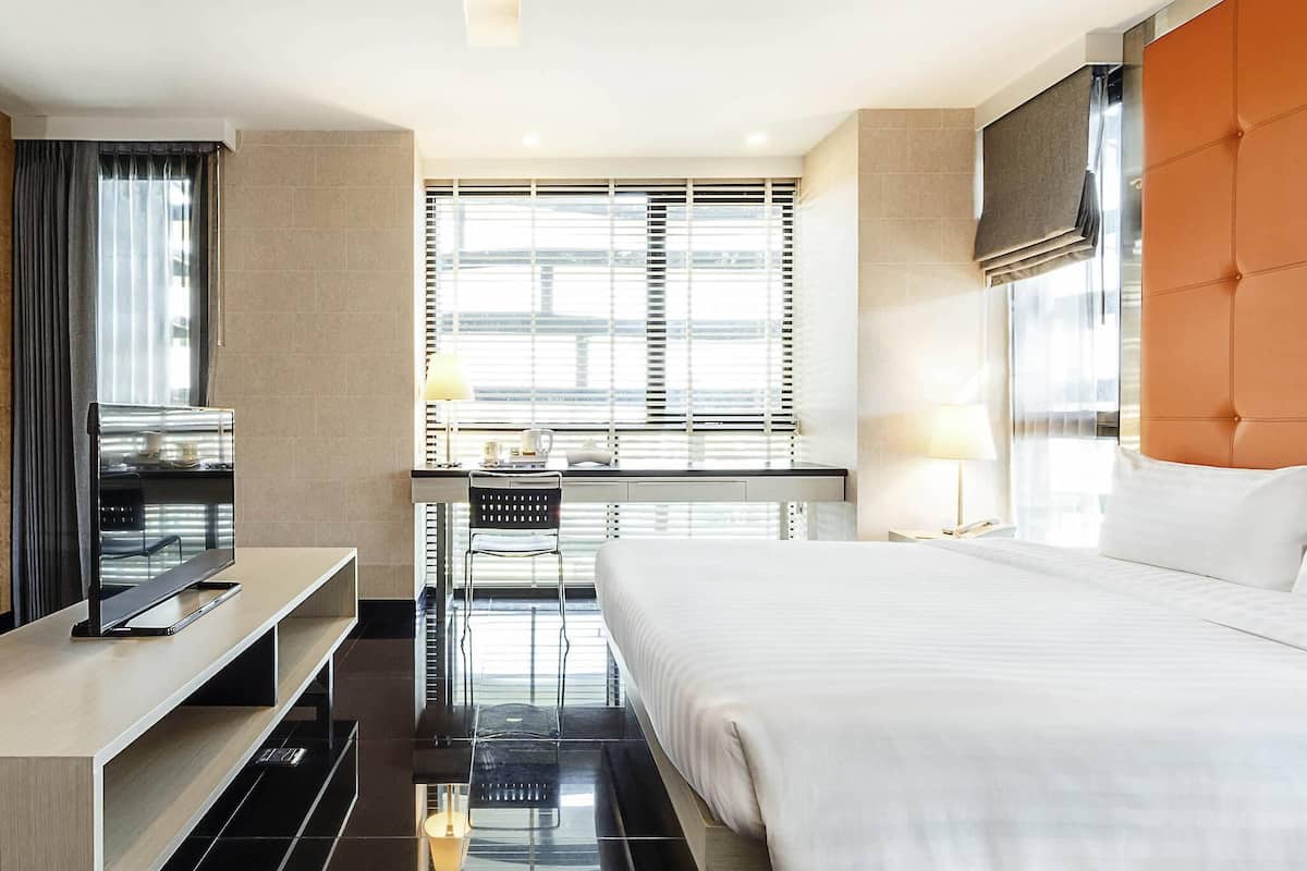 Deluxe Room, 1 King Bed | In-room safe, desk, laptop workspace, blackout drapes