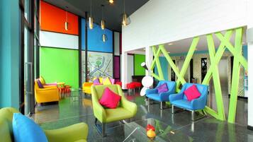 Coin salon dans le hall