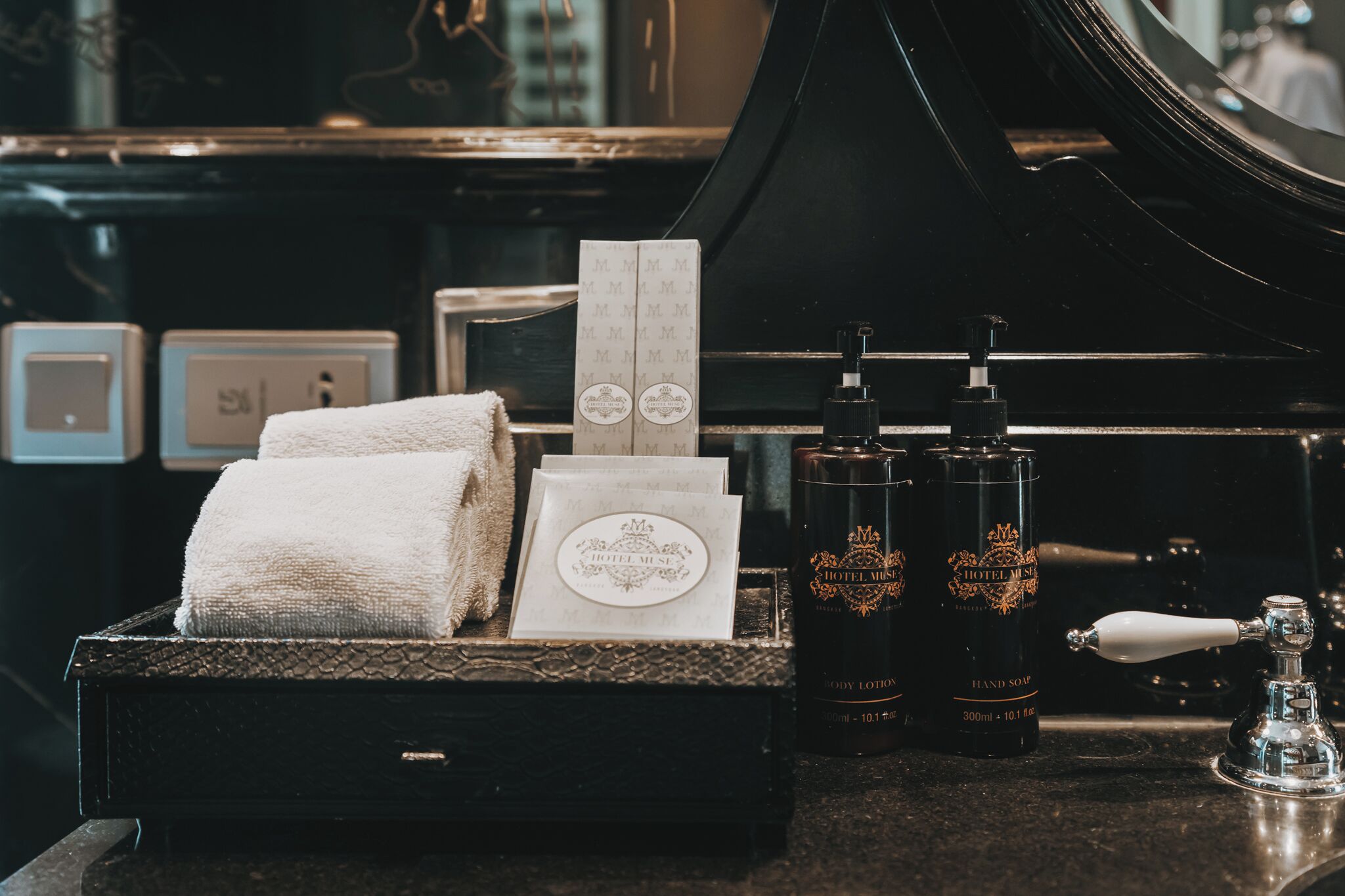 separate bathtub and shower, deep-soaking bathtub, rainfall showerhead