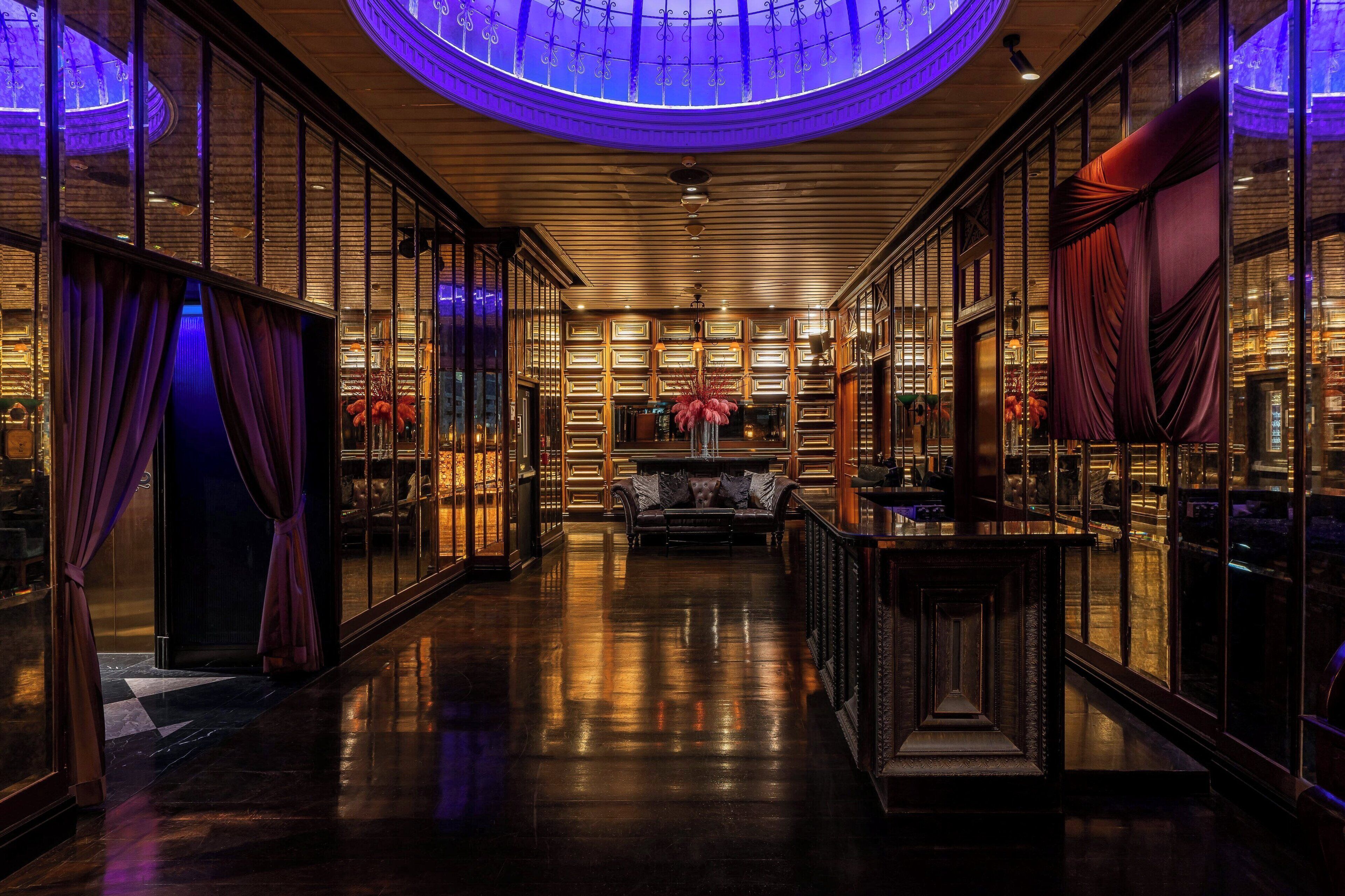 3 restaurants, breakfast, lunch, dinner served; italian cuisine