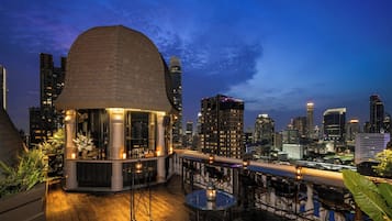 3 restaurants, breakfast, lunch, dinner served; Italian cuisine