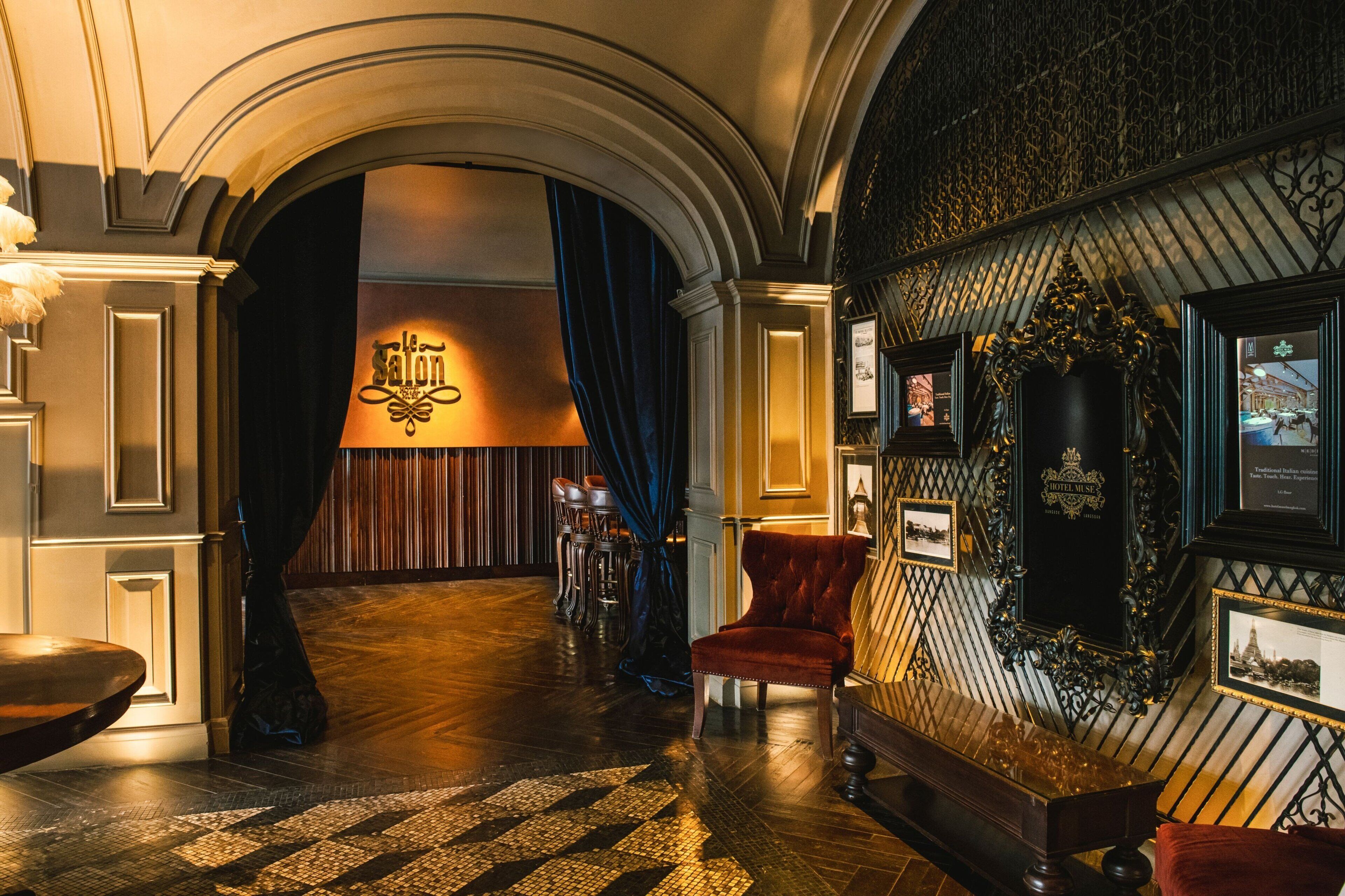 3 restaurants, breakfast, lunch, dinner served; italian cuisine