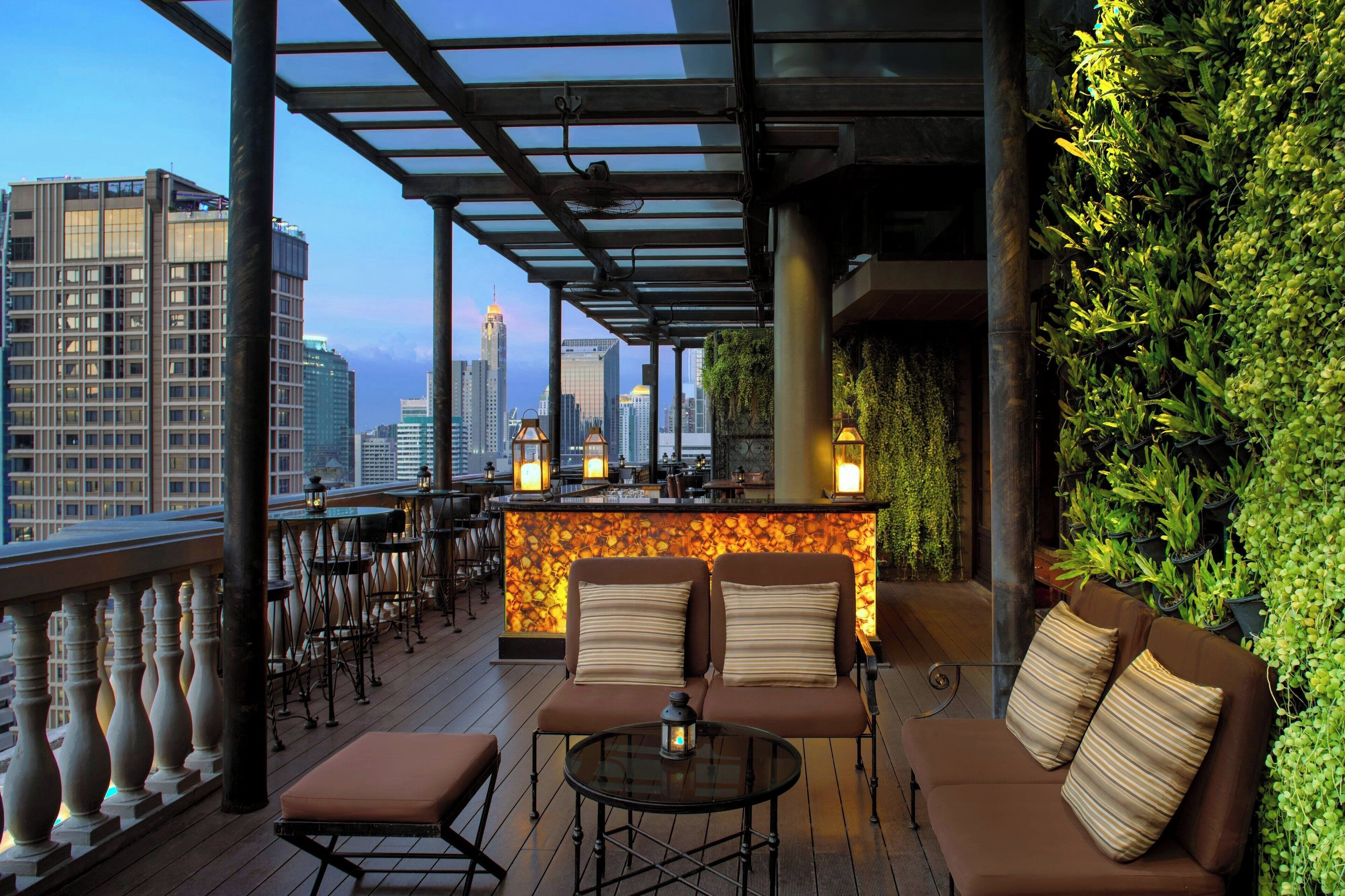 2 bars/lounges, rooftop bar