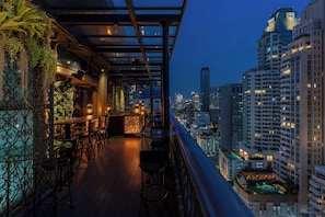 3 restaurants, breakfast, lunch, dinner served; Italian cuisine
