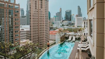 Kolam renang outdoor, dengan payung kolam renang dan kursi berjemur