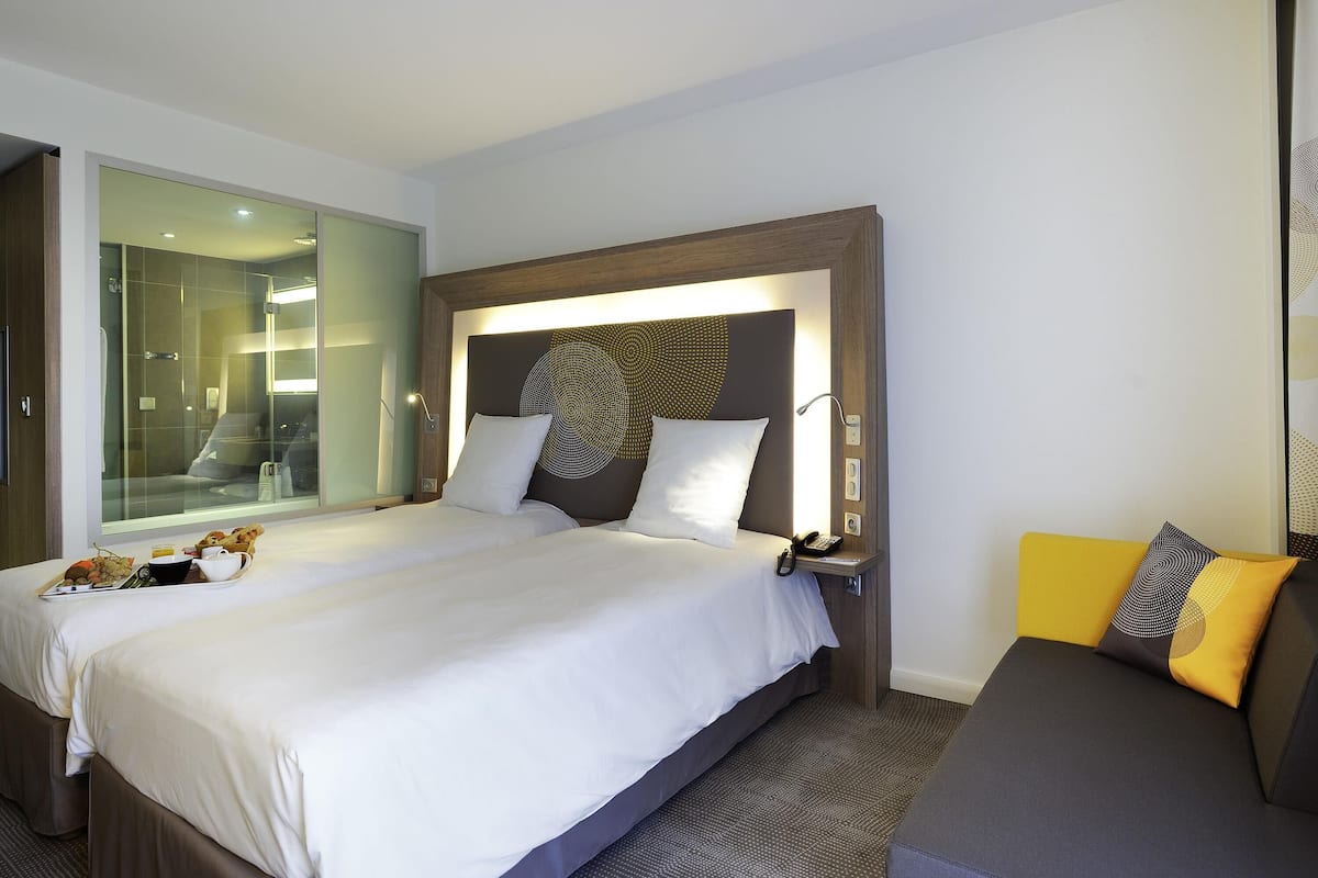 Executive kamer, 1 queensize bed | Een minibar, een kluis op de kamer, een bureau, verduisterende gordijnen