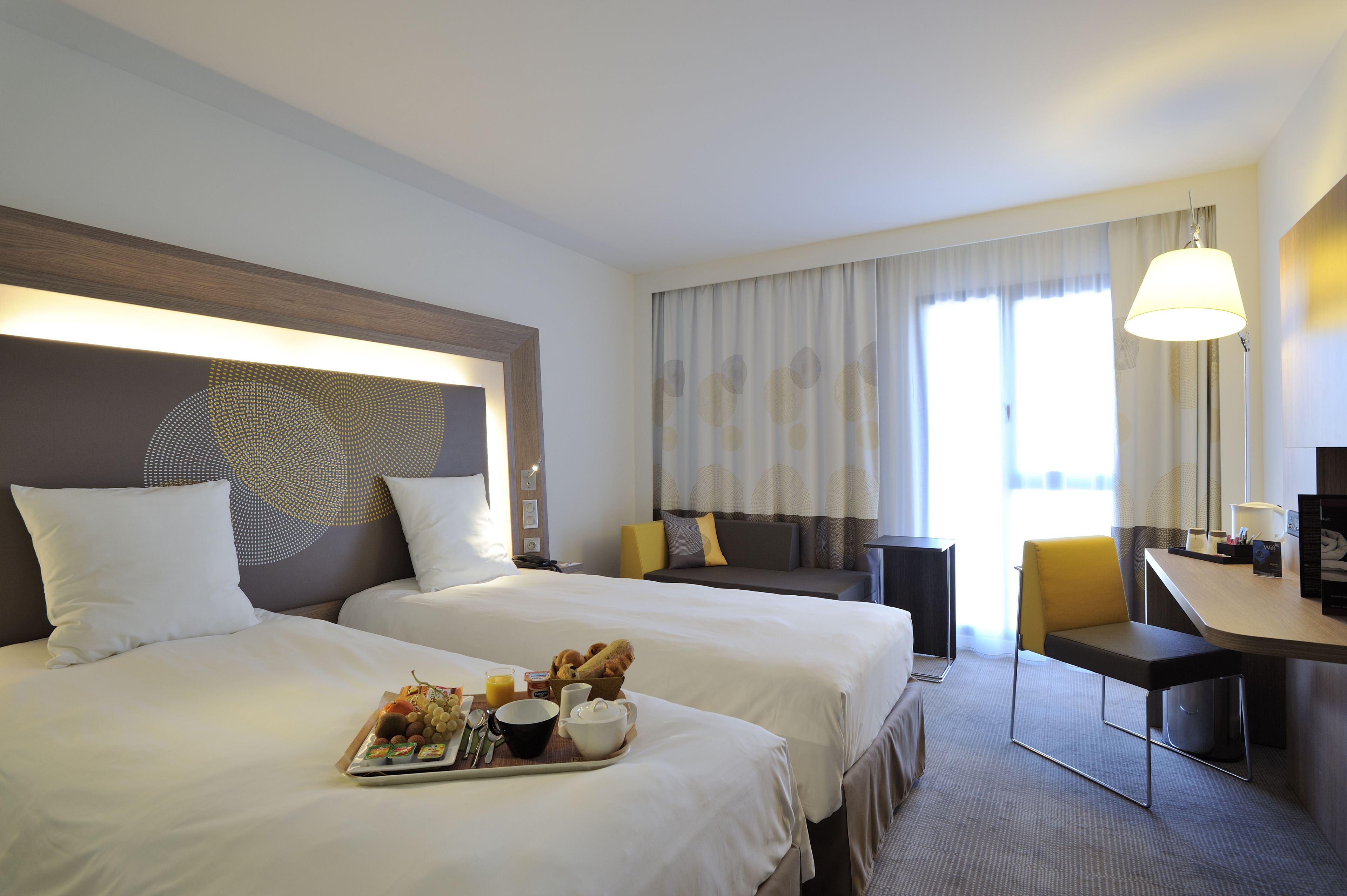 classic twin room, 2 single beds, bathtub | minibar, in-room safe, desk, blackout curtains