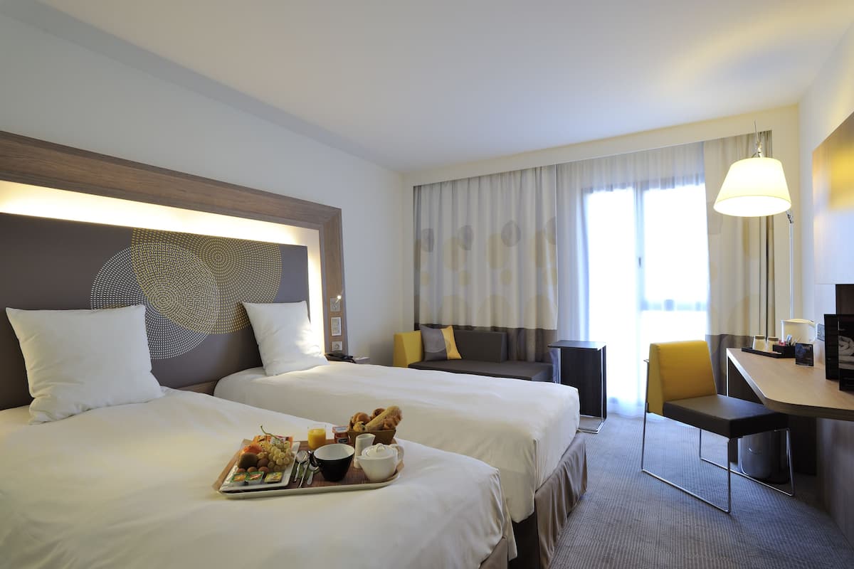 classic twin room, 2 single beds, bathtub | minibar, in-room safe, desk, blackout curtains