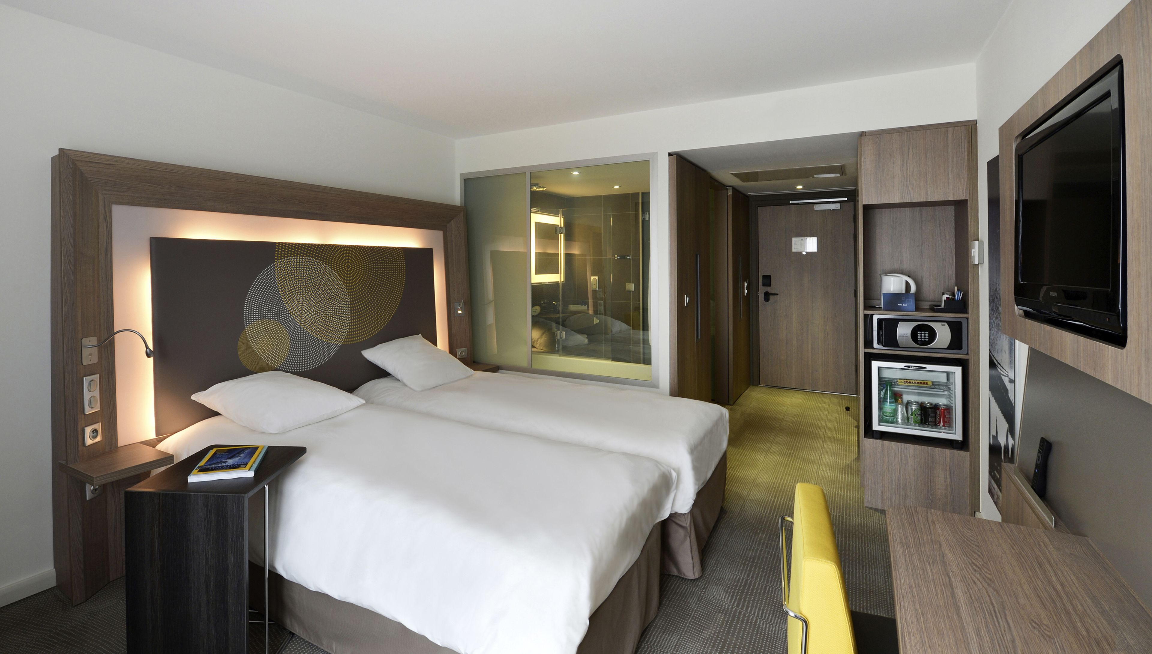 classic twin room, 2 single beds, bathtub | minibar, in-room safe, desk, blackout curtains
