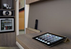 Minibar, caja de seguridad en la habitación y escritorio 