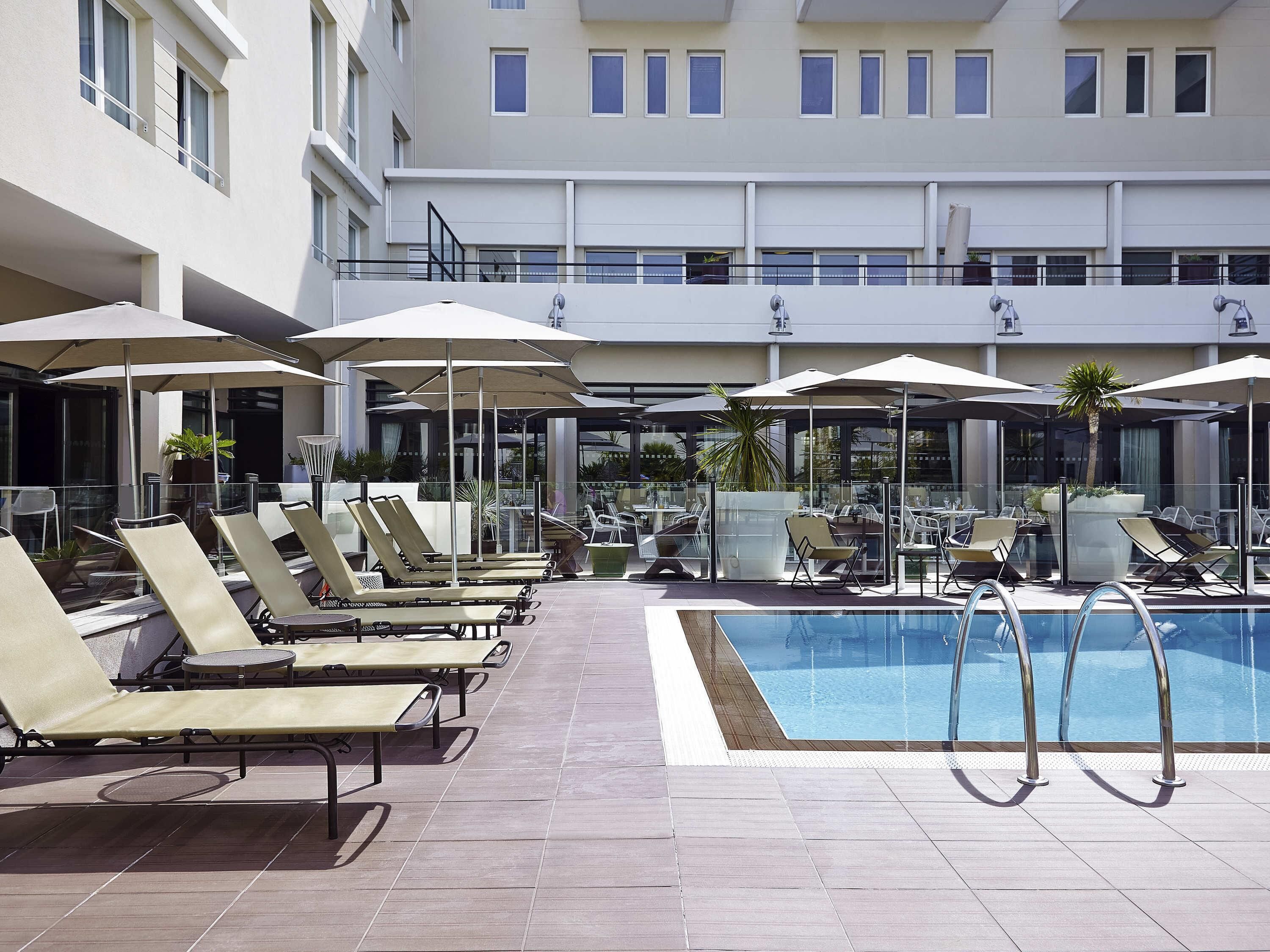 Ulkouima-allas, aurinkotuoleja