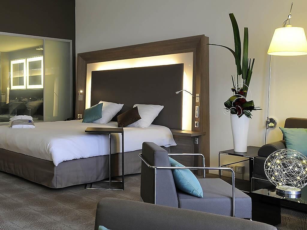 Suite, plusieurs lits | Minibar, coffres-forts dans les chambres, bureau, rideaux occultants
