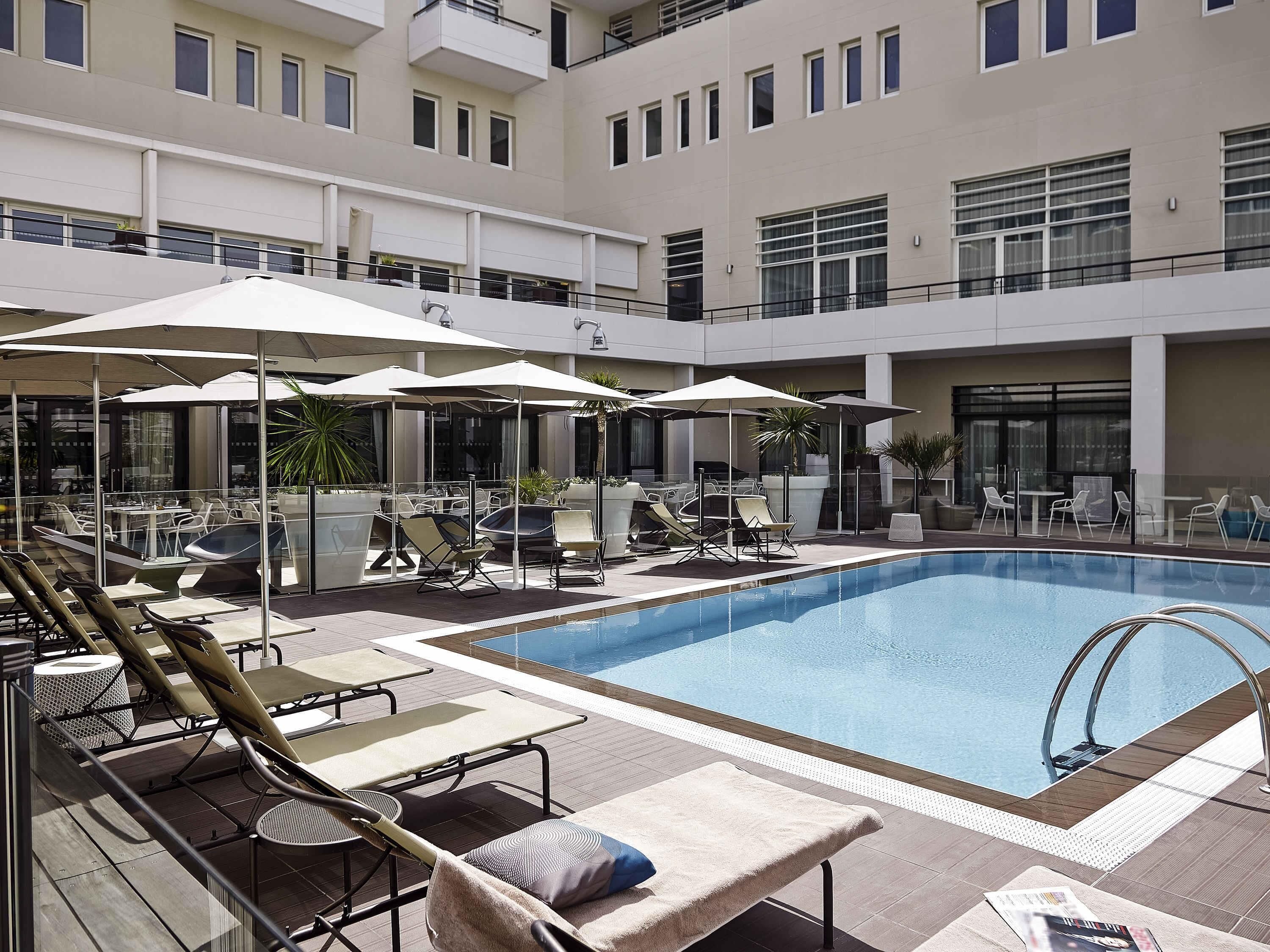 Utendørsbasseng og solsenger