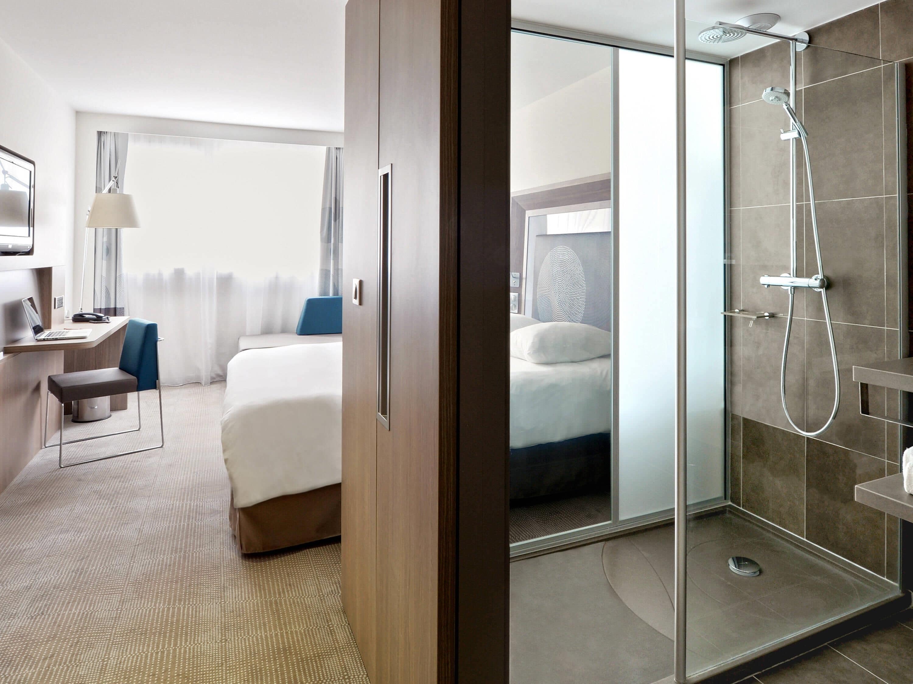Executive Room, 1 Queen Bed | Minibar, in-room safe, desk, blackout curtains