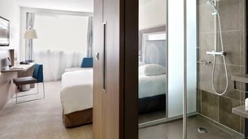Executive Room, 1 Queen Bed | Minibar, in-room safe, desk, blackout curtains