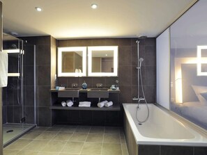 Suite, plusieurs lits | Minibar, coffres-forts dans les chambres, bureau, rideaux occultants