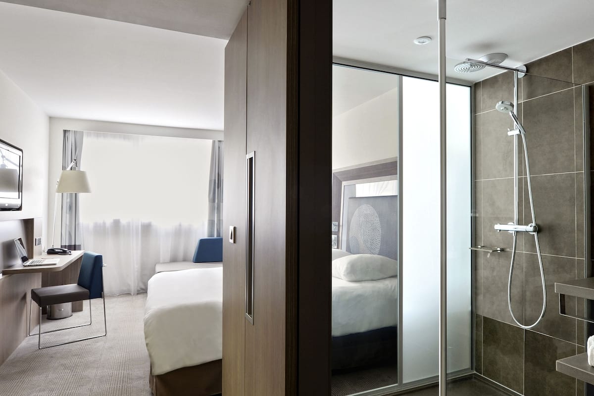 Habitación clásica, 1 cama matrimonial y sofá cama, tina | Minibar, caja de seguridad en la habitación y escritorio