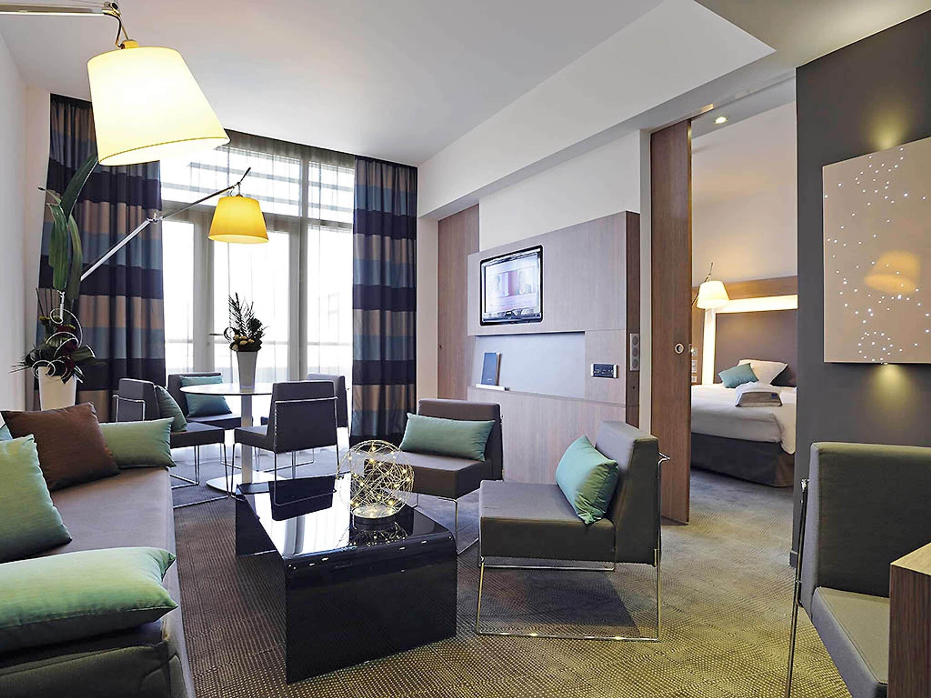 Een minibar, een kluis op de kamer, een bureau, verduisterende gordijnen